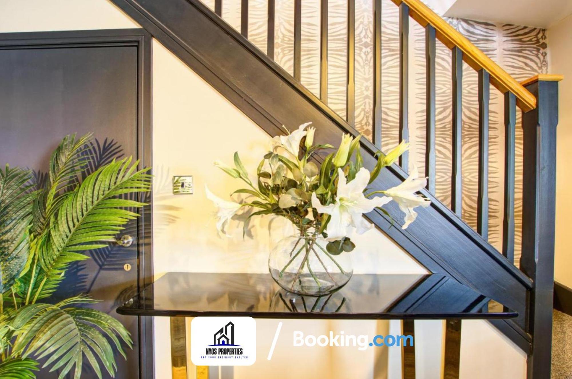 3 Bedroom Home By Nyos Properties Short Lets & Serviced Accommodation Manchester With Garden Extérieur photo